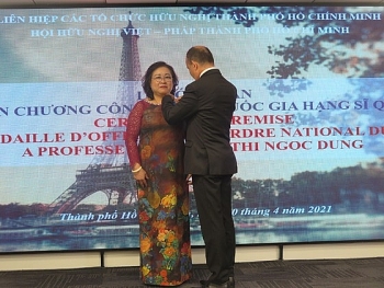 Chủ tịch Hội hữu nghị Việt - Pháp TPHCM được trao tặng Huân chương Sĩ quan Công trạng quốc gia Pháp