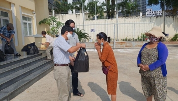 Trao hơn 600 phần quà giúp cộng đồng người gốc Việt tại Campuchia vượt qua khó khăn do dịch COVID-19