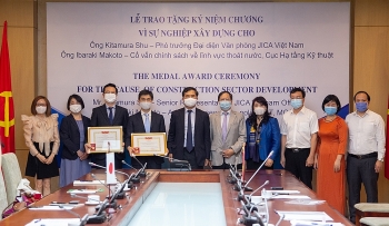 hai chuyen gia jica tai viet nam nhan ky niem chuong do bo xay dung trao tang