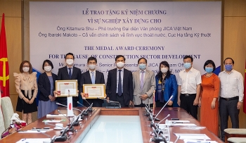Hai chuyên gia JICA tại Việt Nam nhận Kỷ niệm chương do Bộ Xây dựng trao tặng