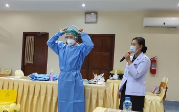 Chuyên gia y tế Việt Nam hỗ trợ cấp cứu kịp thời một thai phụ Lào mắc COVID-19
