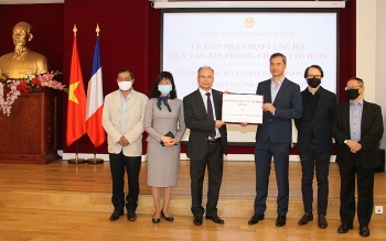 cong dong nguoi viet tai phap hoi huu nghi phap viet trao 20000 euro ung ho quy vaccine phong chong covid 19