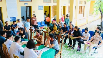 Khám, chữa bệnh và cấp thuốc miễn phí cho gần 500 người dân đảo Bạch Long Vĩ