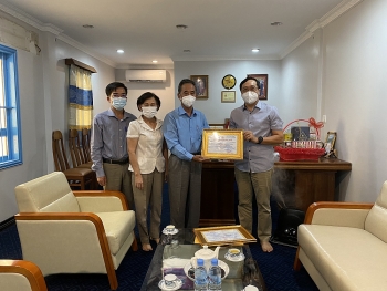 vufo va hoi huu nghi viet nam campuchia trao 120 trieu dong ho tro ba con viet kieu tai campuchia