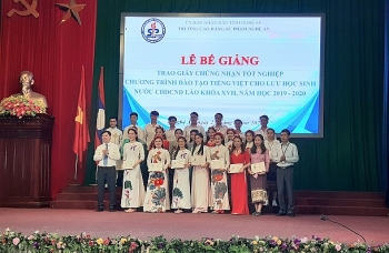 cao dang su pham nghe an trao giay chung nhan tot nghiep tieng viet cho 110 luu hoc sinh lao