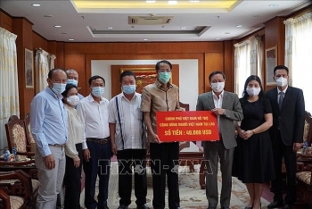 chinh phu viet nam trao 40000 usd ho tro kieu bao tai lao chong dich covid 19