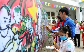 hoc sinh ha noi hao hung ve tranh viet nam cuba tham tinh doan ket