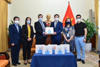 Israel trao tặng máy thở hỗ trợ Việt Nam phòng chống dịch COVID-19