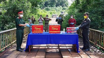 dak nong tang hon 5 tan nhu yeu pham vat tu y te cho viet kieu va tieu khu quan su tinh mondulkiri campuchia