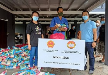 dai su quan viet nam tai malaysia trao hon 100 phan qua cho nguoi viet o bang perak