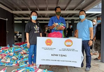 Đại sứ quán Việt Nam tại Malaysia trao hơn 100 phần quà cho người Việt ở bang Perak