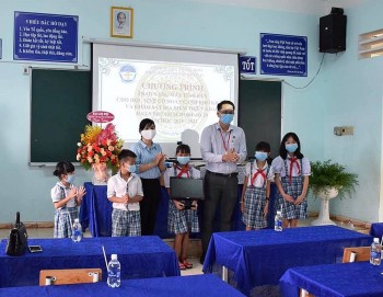 Liên hiệp các tổ chức hữu nghị tỉnh Đồng Nai tặng 5 bộ máy tính cho trẻ em nghèo