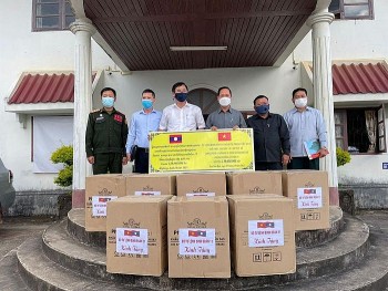 Binh đoàn 11 hỗ trợ tỉnh Xaysombun (Lào) vật tư y tế chống dịch COVID-19