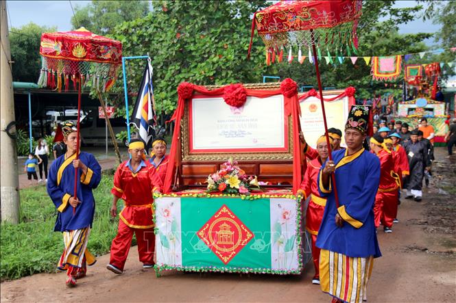 Lễ hội Dinh Thầy Thím thu hút đông đảo khách hành hương