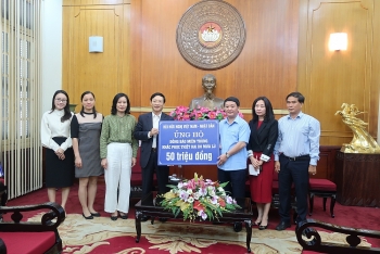 Hội Hữu nghị Việt Nam - Nhật Bản ủng hộ đồng bào vùng lũ miền Trung 50 triệu đồng