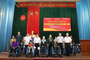 trao tang xe lan cho nguoi khuyet tat ha tinh vinh phuc