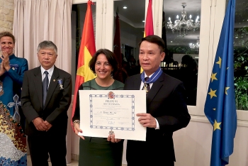 chu tich hoi huu nghi viet nam tay ban nha nhan huan chuong cong trang dan su cua nha vua tay ban nha