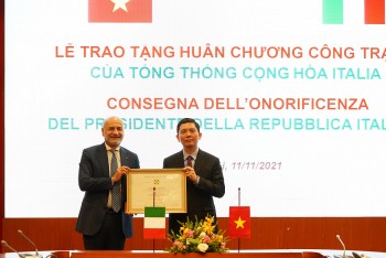 trao huan chuong cong trang italy tang chu tich hoi huu nghi viet nam italia bui nhat quang
