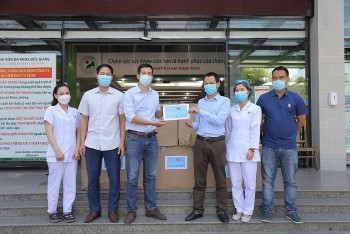 dai su quan israel tang 10000 khau trang y te cho benh vien duc giang ha noi