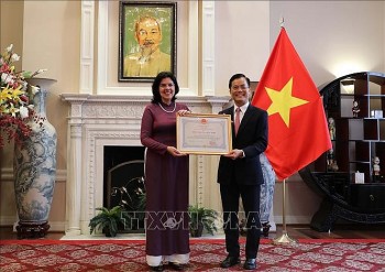 trao huan chuong huu nghi cho ba lianys torres rivera nguyen dai su cuba tai viet nam