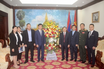 Đại sứ quán Lào tại Việt Nam: "Biến" hoa mừng thành quà ủng hộ đồng bào miền Trung
