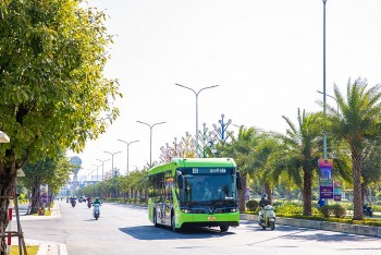 xe buyt dien vinbus chinh thuc tham gia mang luoi van tai cong cong ha noi