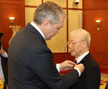 tong bi thu nguyen phu trong nhan giai thuong lenin cua dcs nga