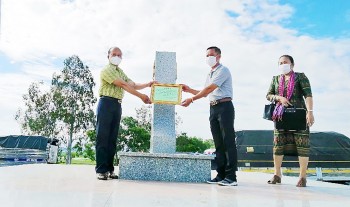 tang qua ho tro cong dong nguoi viet sinh song o ta keo campuchia