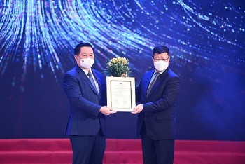 nhac si nguoi mong co doat giai dac biet cuoc thi sang tac ca khuc ve tinh yeu doi voi viet nam