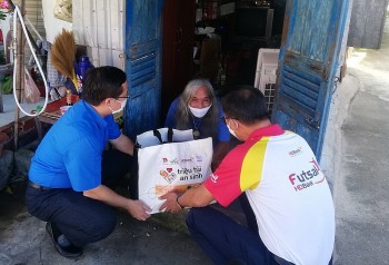 mot trieu tui an sinh da duoc trao den tay nguoi dan kho khan anh huong boi dich covid 19
