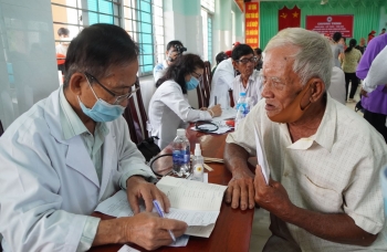 Khám bệnh và cấp thuốc miễn phí cho người dân khó khăn tại Tiền Giang