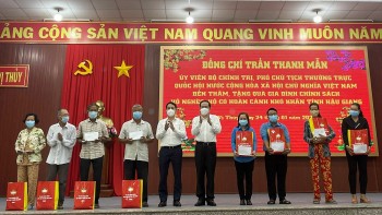 tang qua gia dinh chinh sach nguoi ngheo gia dinh kho khan tai tinh hau giang