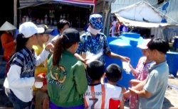 Bộ Tư lệnh Vùng Cảnh sát biển 4: Tiếp nước ngọt giúp ngư dân xã đảo Hòn Chuối vượt hạn, mặn
