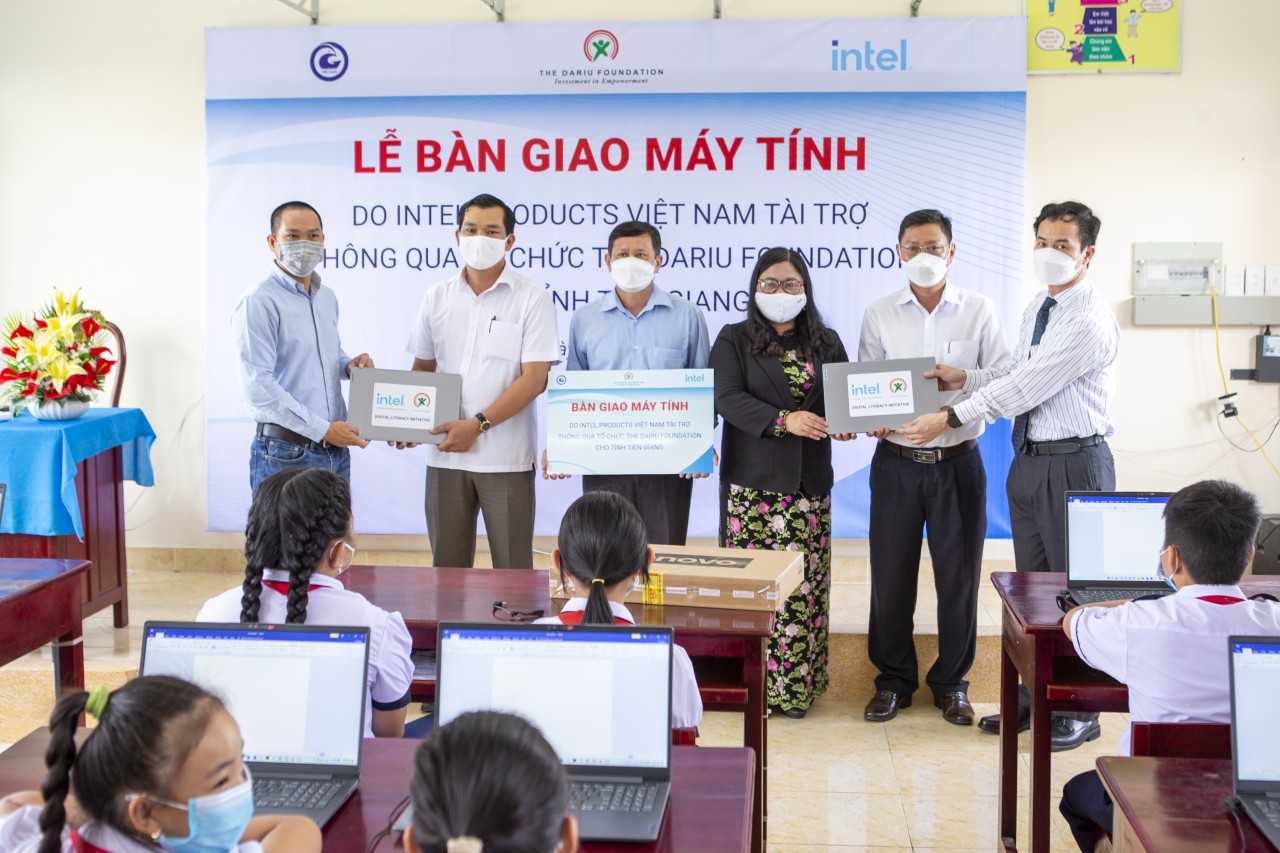 Trao 150 máy tính hỗ trợ phổ cập kỹ năng số cho học sinh Tiền Giang, Hậu Giang