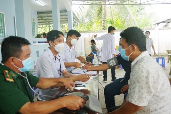 Kiên Giang: 300 người dân nghèo vùng biên được khám bệnh, phát thuốc miễn phí