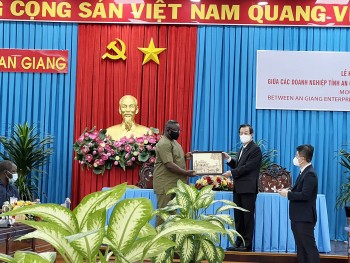 tong thong cong hoa sierra leone tham va lam viec tai an giang can tho