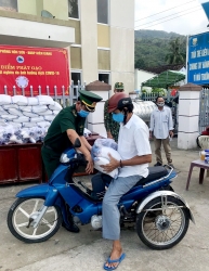 Kiên Giang: Đồn Biên phòng Hòn Sơn hỗ trợ người nghèo bị ảnh hưởng COVID-19