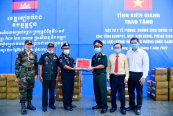 Kiên Giang: Trao thiết bị y tế cho lực lượng vũ trang Campuchia phòng, chống COVID-19