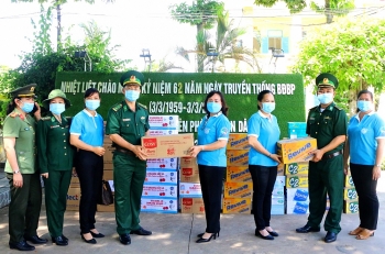 Thăm, tặng quà các chốt phòng chống dịch Covid-19 trên tuyến biên giới Hà Tiên