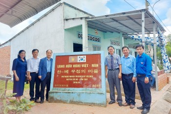 can tho trao tang qua cho 100 ho dan lang huu nghi viet nam han quoc