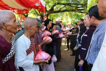 4000 nguoi dan huyen romeas haek tinh svay rieng vuong quoc campuchia se duoc kham benh phat thuoc mien phi