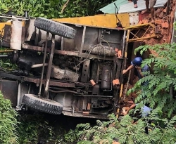 ben tre xe cau va o to tong nhau tren cau ham luong nhieu nguoi thuong vong