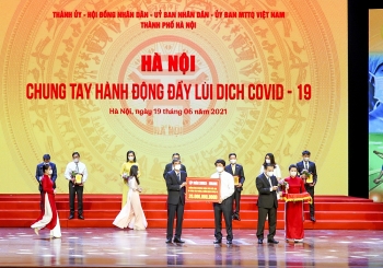 hdbank trao tang 20 ty dong cho quy vac xin cua tp ha noi