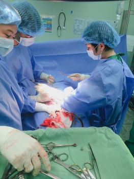 can tho cuu song san phu thai ngoai tu cung the hiem gap nguy kich