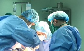 can tho phau thuat thanh cong cu ba 94 tuoi gay xuong dui mang bach benh