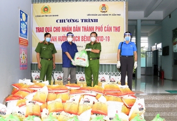 cong an an giang tang 1000 phan qua cho nhan dan can tho bi anh huong dich covid 19