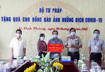 bo truong bo tu phap trao 300 trieu dong cho nguoi dan gap kho do dich tai kien giang