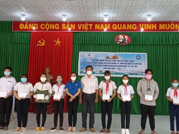 dariu foundation trao 100 suat hoc bong cho hoc sinh hoan canh kho khan o vinh long