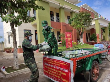 bo doi bien phong an giang ho tro 530 suat qua cho nguoi dan vung bien gioi