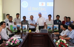 trao 100 thiet bi nang luong mat troi cho cac ho kho khan o hau giang